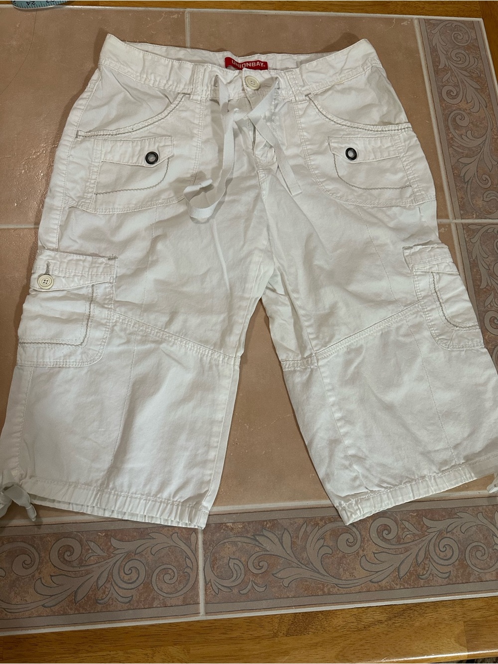 UNIONBAY White Cargo Capris with Red Label